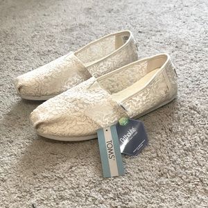 Tom’s- women’s slip on lace flat